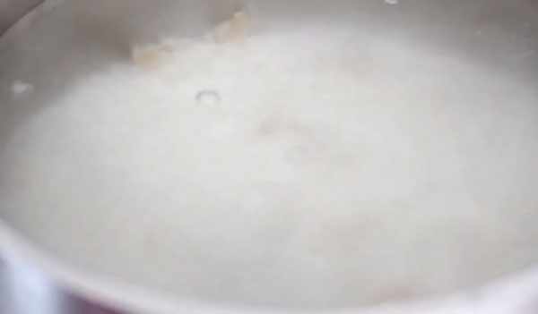 Кипение риса в кастрюле