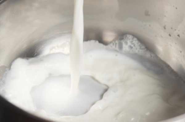Молоко наливают в кастрюлю