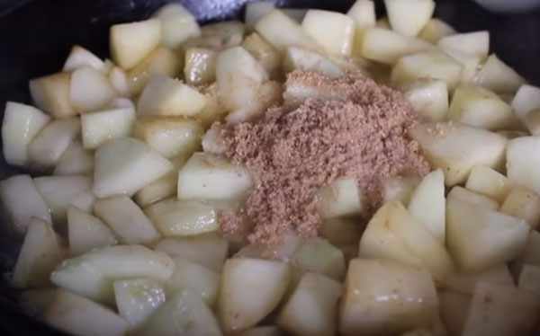 Добавление к яблоку коричневого сахара