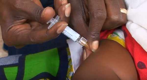 Прививка в ножку малыша от пневмонии