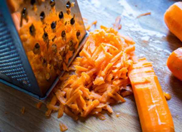 Терка, очищенная морковь, частично натертая