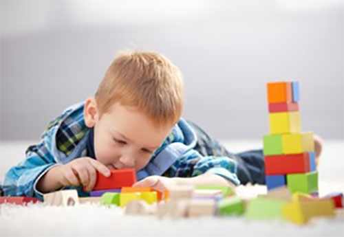 Мальчик играет с кубиками