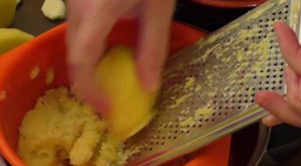 Натирание картошки на мелкую терку