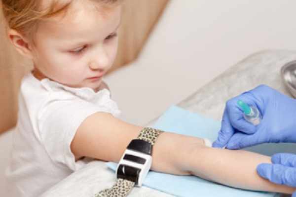 У ребенка берут анализ крови