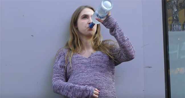 Беременная девушка пьет водку