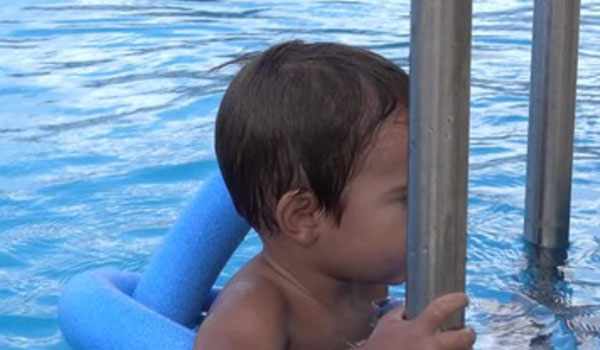 Ребенок в бассейне