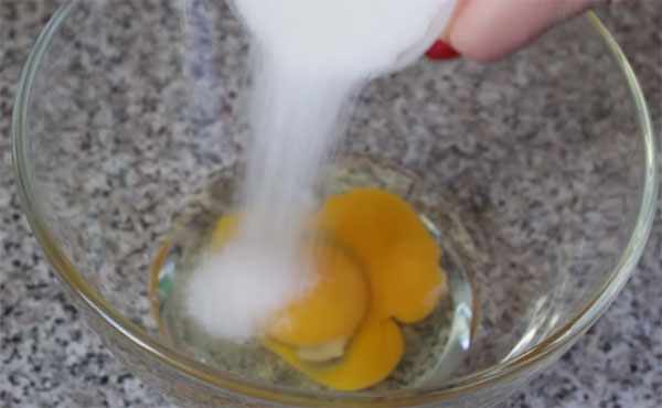 В яйца всыпают сахар