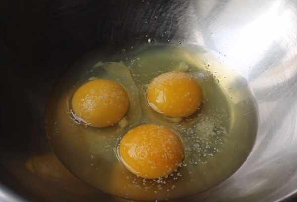 Разбитые яйца с солью и сахаром
