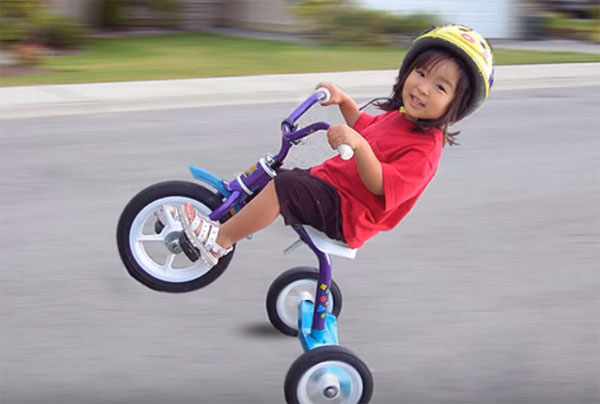 Девочка держит равновесие на велосипеде