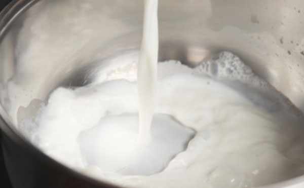 Молоко наливают в кострюля