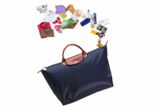Женская сумочка, над которой вещи, необходимые для путешествия