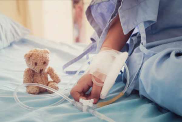 Ребенок в больнице под капельницей