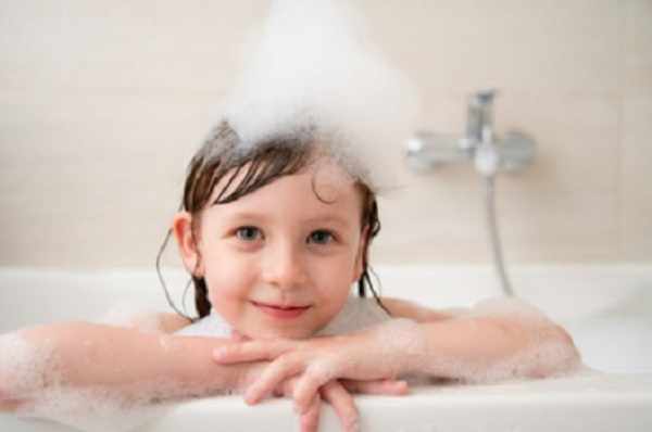 Девочка в ванне с пеной на голове