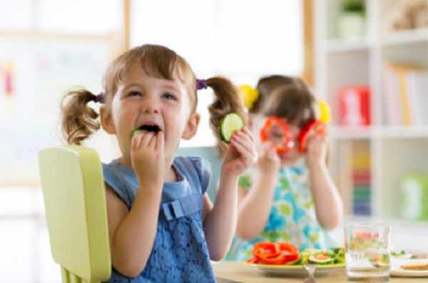Счастливые дети едят овощи