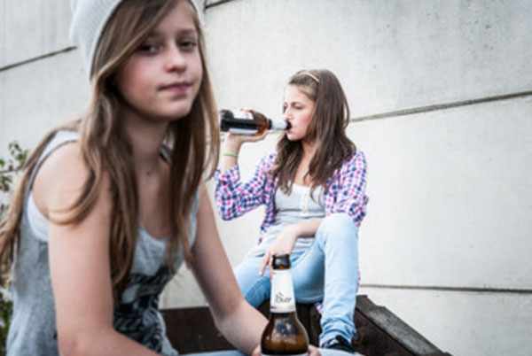 Девочки - подростки пьют пиво