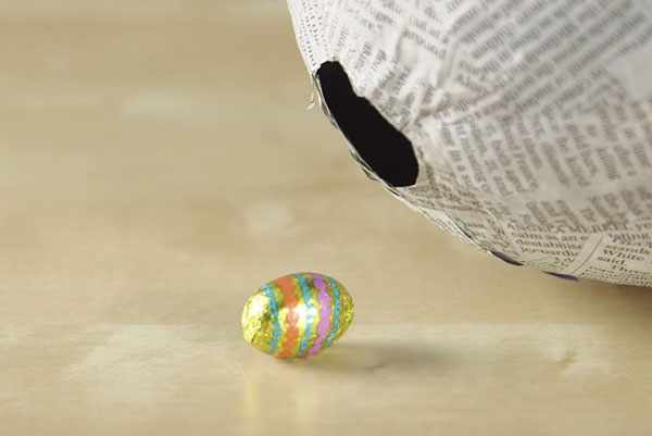 Шоколадное яйцо возле бумажного шарика