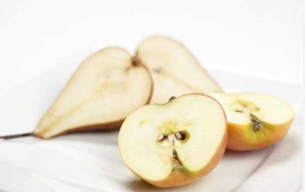 Яблоко и груша, разрезанные напополам