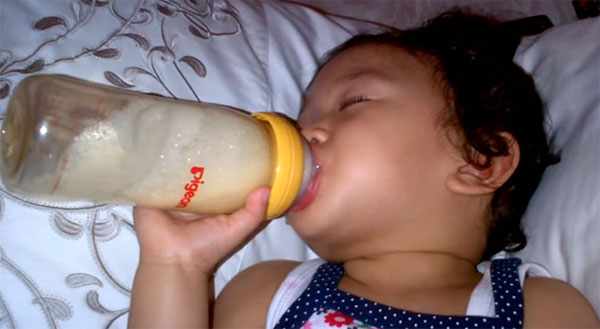 Ребенок пьет козье молоко