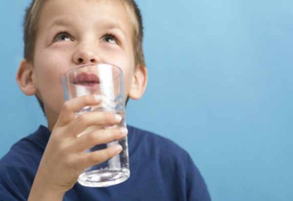 Ребенок пьет воду со стакана