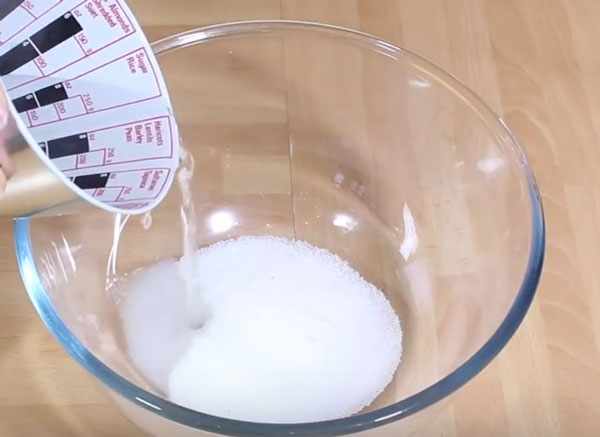 В миску с сахаром вливают горячую воду