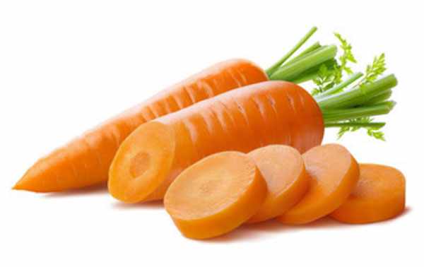Две морковки. Одна из них нарезана на кусочки