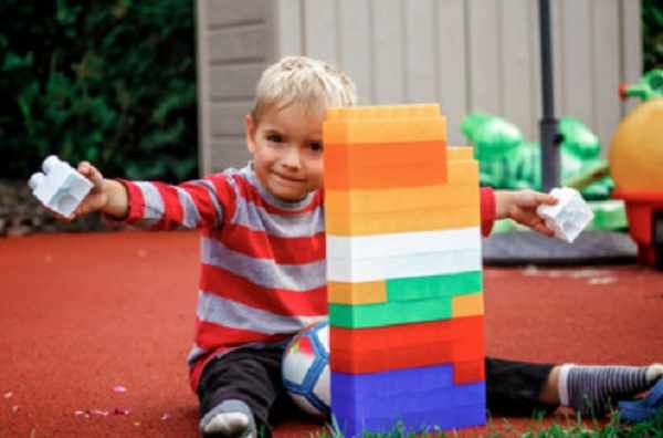Ребенок построил башню из кубиков