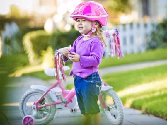 Девочка на трехколесном велосипеде