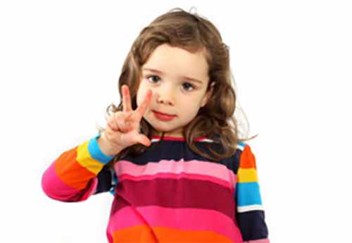 Девочка показывает на пальцах, что ей три годика