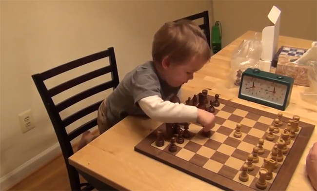 Ребенок играет в шахматы