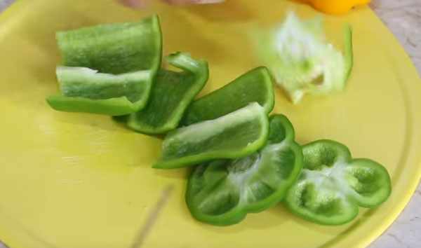 Нарезанный зеленый перец