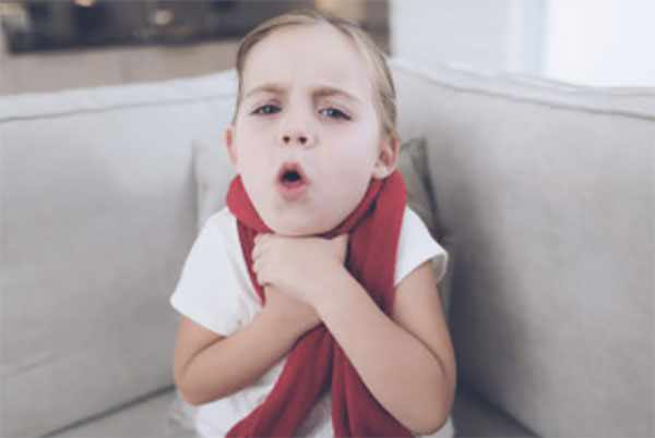 Ребенок сильно кашляет и держится за горло