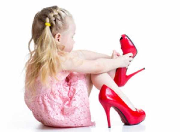 Девочка надевает мамины туфли