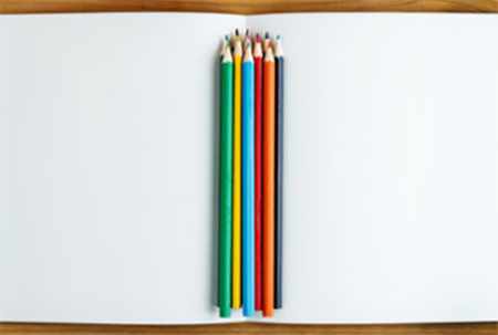 Альбом и цветные карандаши