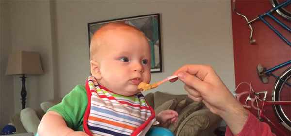 Пятимесячный ребенок ест прикорм