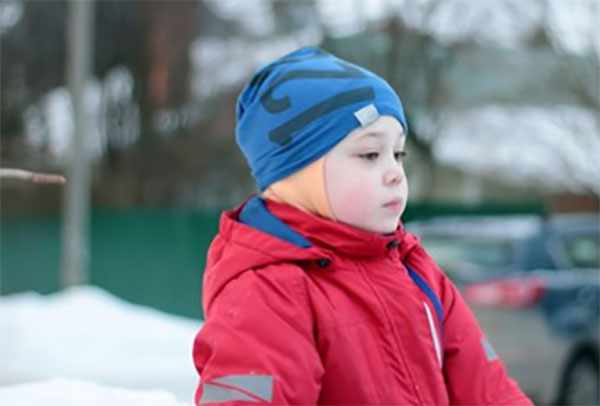 Ребенок на улице с красными щеками, замерз