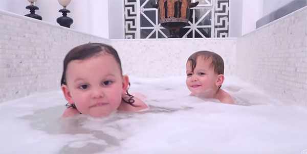 Дети купаются во взрослой ванне