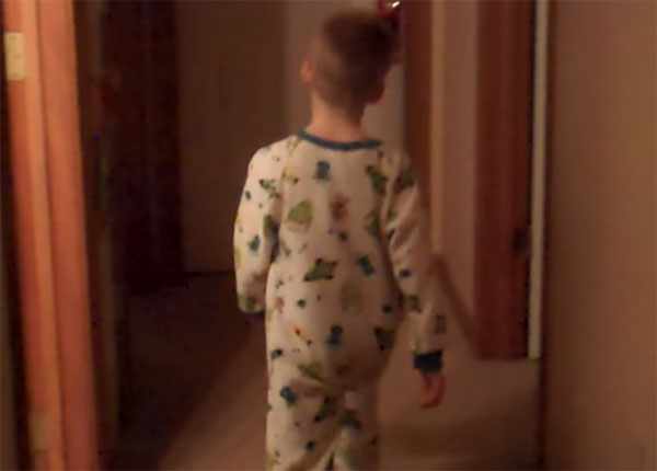 Мальчик ходит ночью по коридору