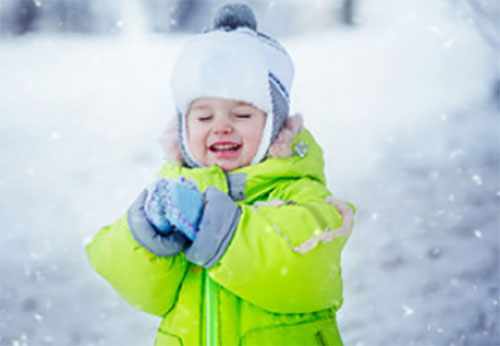 Замерзший малыш на улице под снегом