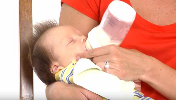 Процесс кормления сцеженным молоком
