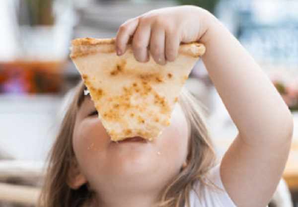 Ребенок ест пиццу