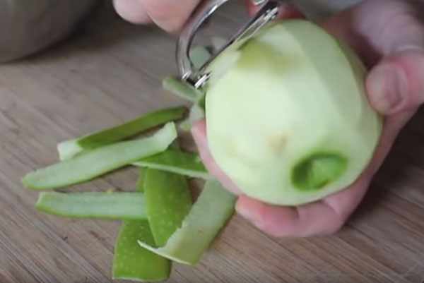 С яблока срезают кожуру