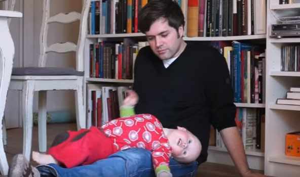 Ребенок запрокидывает голову и выгибает спину на руках
