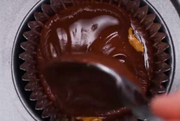 Наливание шоколада в формы