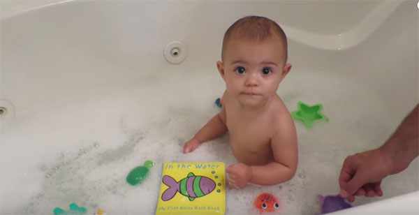 Малыш купается во взрослой ванне