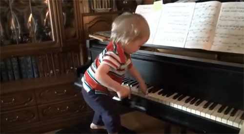 Полуторогодовалый ребенок играет на пианино