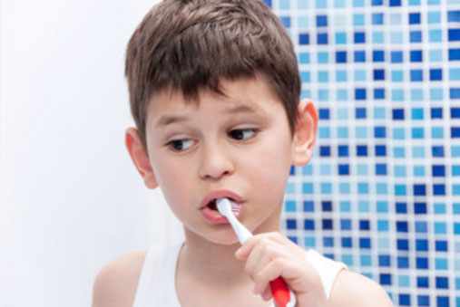 Мальчик чистит зубы
