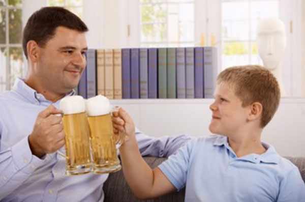 Папа с сыном - подростком с бокалами пива