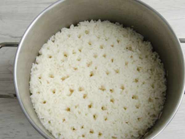 Кастрюля с полуготовым рисом