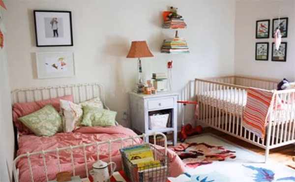 Часть комнаты для взрослого ребенка и кроватка