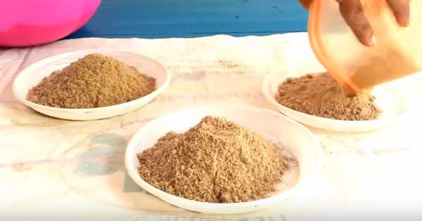 Насыпание песка в три миски